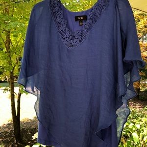 Flattering asymmetrical royal blue top ✨